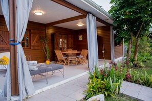 Outdoor dining - Cozy, quiet villa Sea and mountain views (Pointe-Noire)