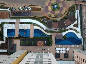 Inomhuspool och utomhuspool