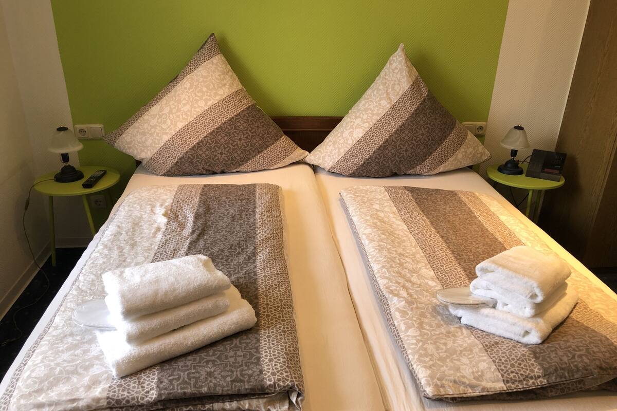 Habitación económica con 2 camas individuales | Decoración personalizada, muebles diferentes y wifi gratis