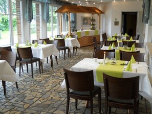 Desayuno buffet (EUR 10.00 por persona)