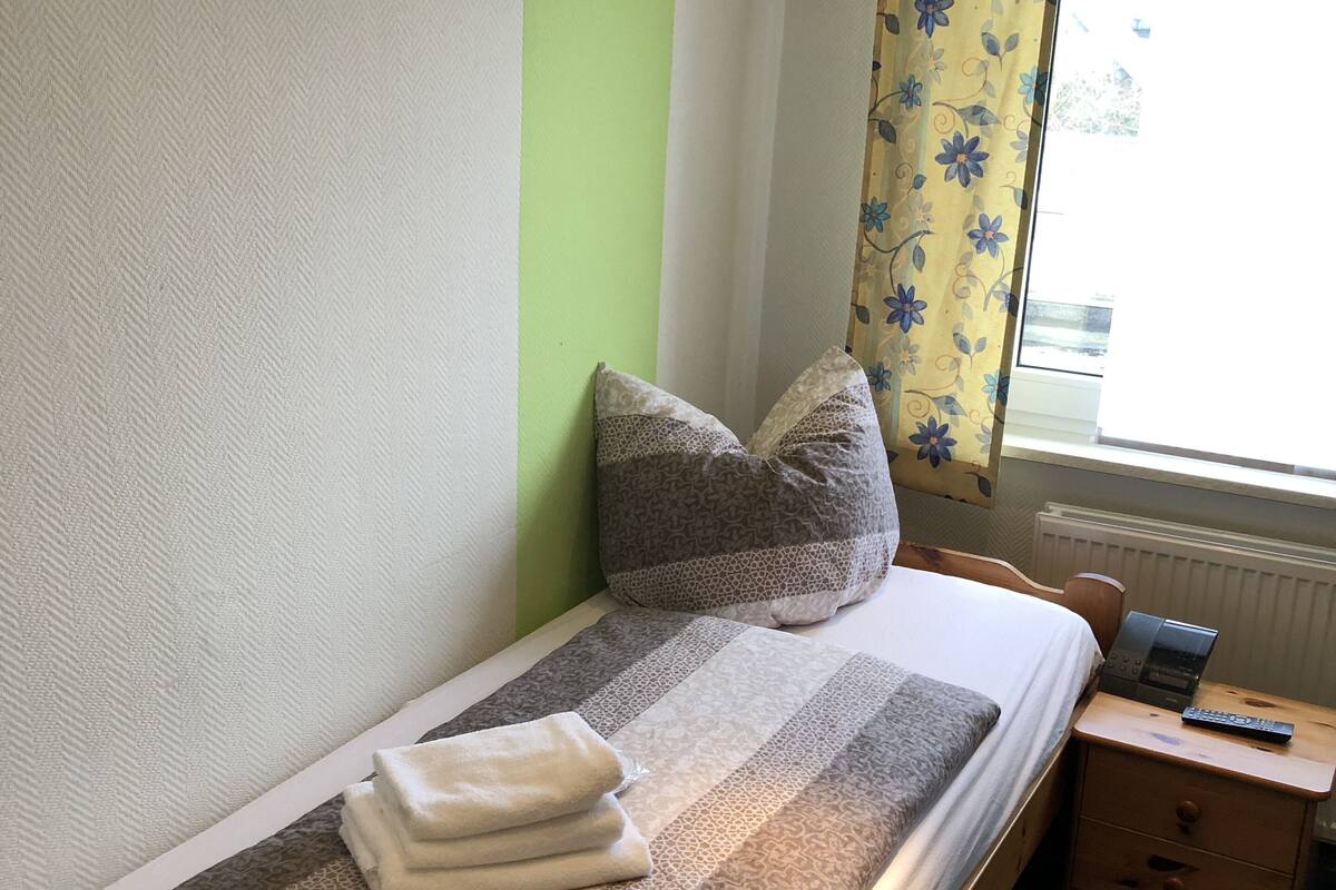 Habitación individual económica | Decoración personalizada, muebles diferentes y wifi gratis