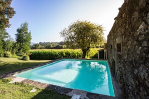 Una piscina cubierta, una piscina al aire libre