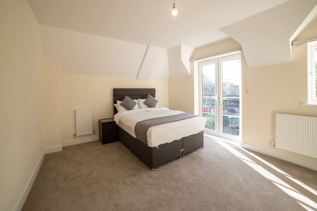 Desk, WiFi (free), individually furnished, bed sheets