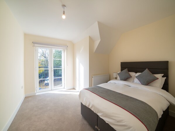 Individually furnished, desk, free WiFi, bed sheets - Aldershot Saz Living (Aldershot)