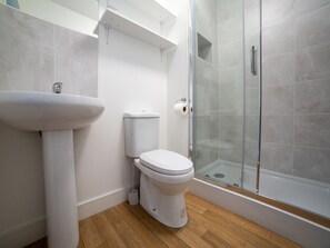 Douche, sèche-cheveux, serviettes fournies
