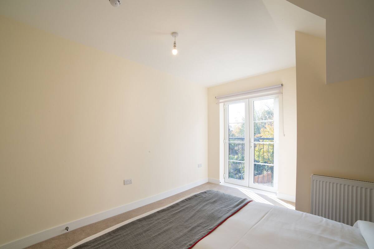 Desk, WiFi (free), individually furnished, bed sheets
