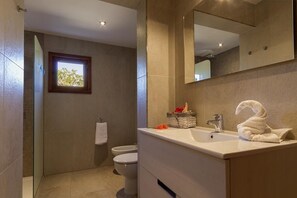 Regadera, secadora de cabello, toallas, papel de baño 