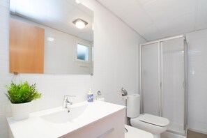 Shower, hair dryer, bidet, towels - "The QUEEN" New, fancy and relaxing. Beach & WIFI (València)
