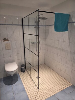 Badkar, gratis toalettartiklar, hårtork och handdukar