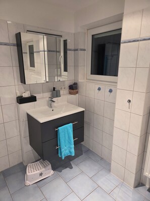 Badewanne, kostenlose Toilettenartikel, Haartrockner, Handtücher