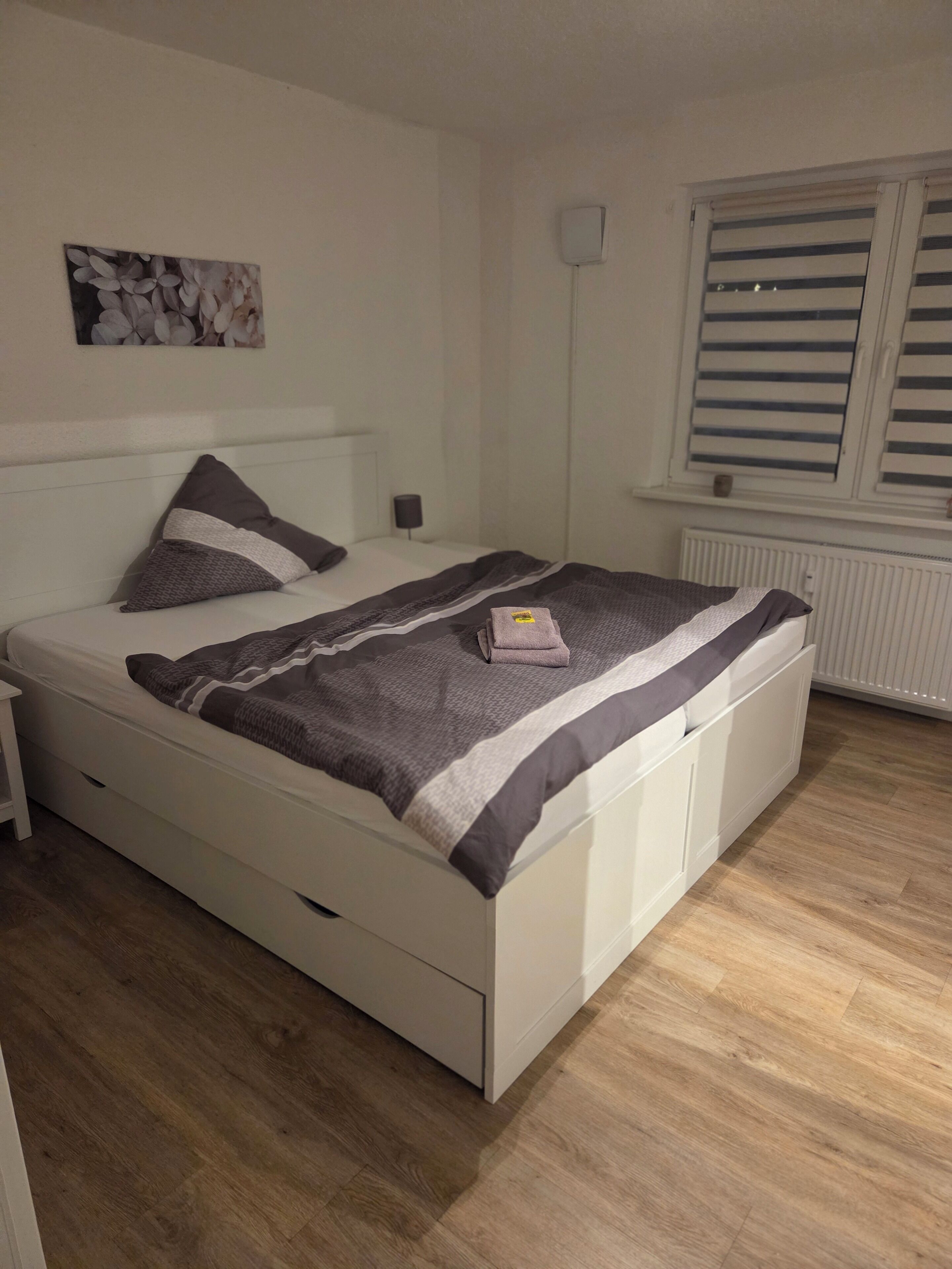 2 Schlafzimmer, Schreibtisch, Bügeleisen/Bügelbrett, Reisekinderbett