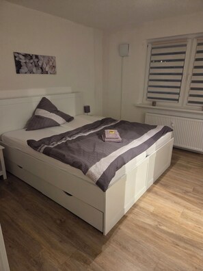 2 Schlafzimmer, Schreibtisch, Bügeleisen/Bügelbrett, Reisekinderbett