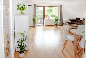 تلفزيون، تنس طاولة، كُتُب