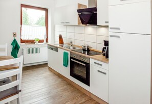 Jääkaappi, mikroaaltouuni, uuni, liesi