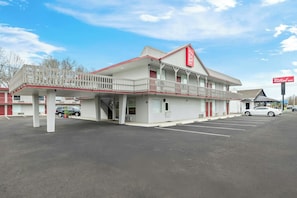 A motel with a covered parking area, a balcony, and a sign indicating it's a Red Roof Inn. - Red Roof Inn Radcliff - Fort Knox (Radcliff)