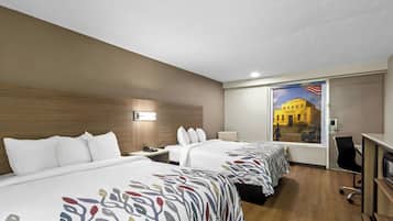 Cubrecamas, decoración personalizada, muebles diferentes y escritorio