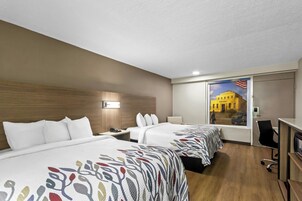 Cubrecamas, decoración personalizada, muebles diferentes y escritorio 