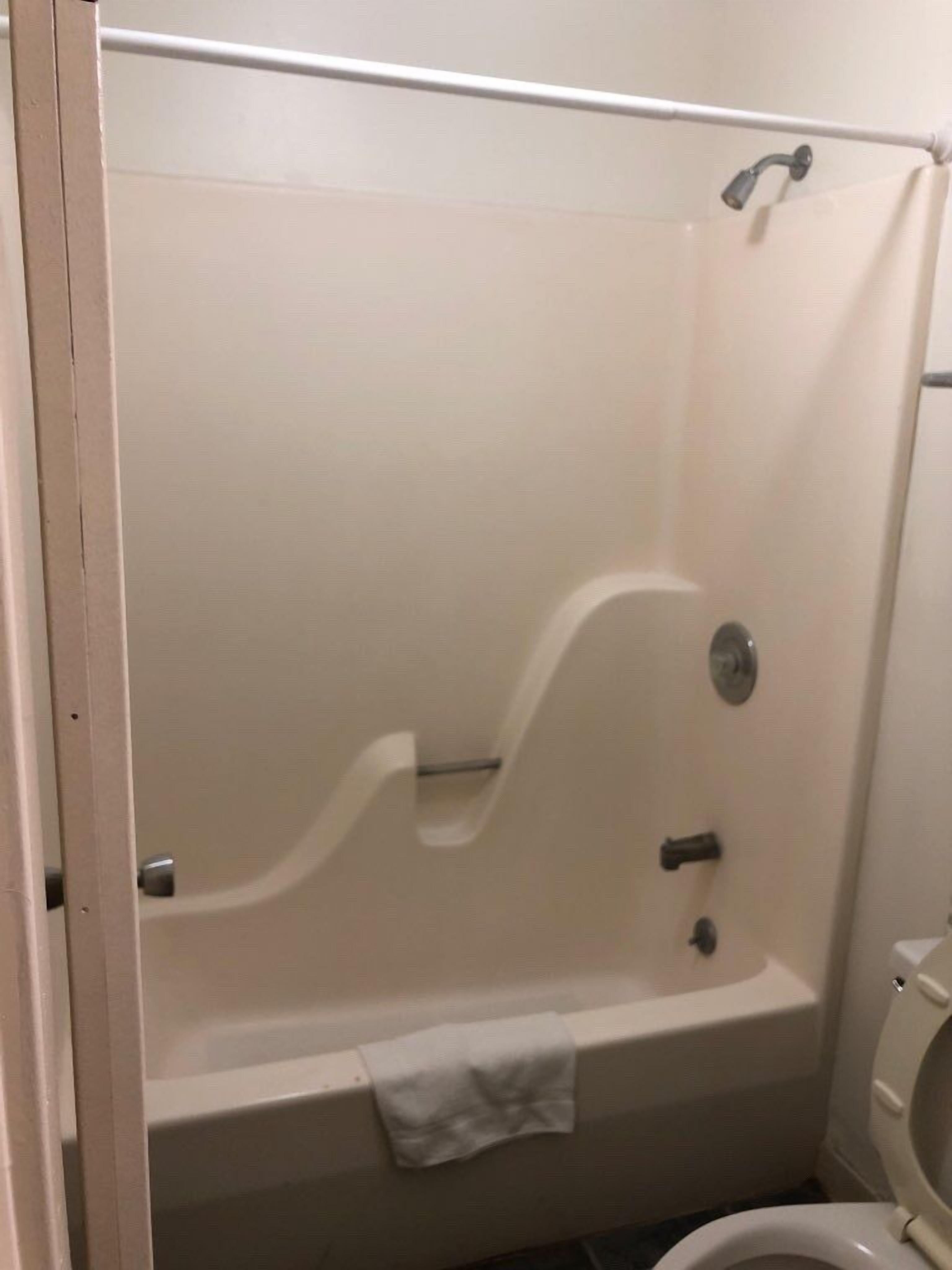 Kombinasi shower/bathtub dan handuk