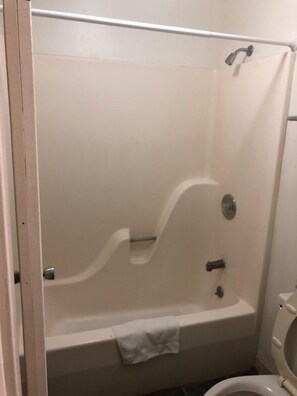 Combined shower/tub, towels - Fort Knox Inn (Radcliff)