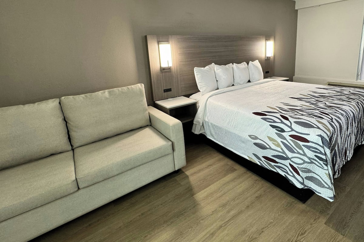 高級客房, 1 張特大雙人床和 1 張沙發床, 吸煙房 | 羽絨被、獨特裝潢、布置獨特、書桌