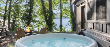 Outdoor spa tub