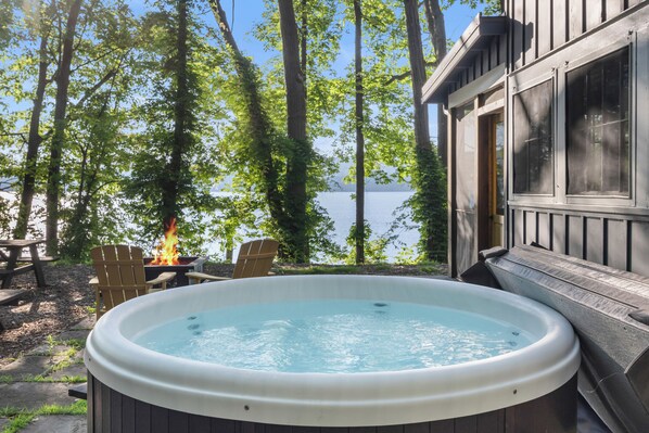 Outdoor spa tub