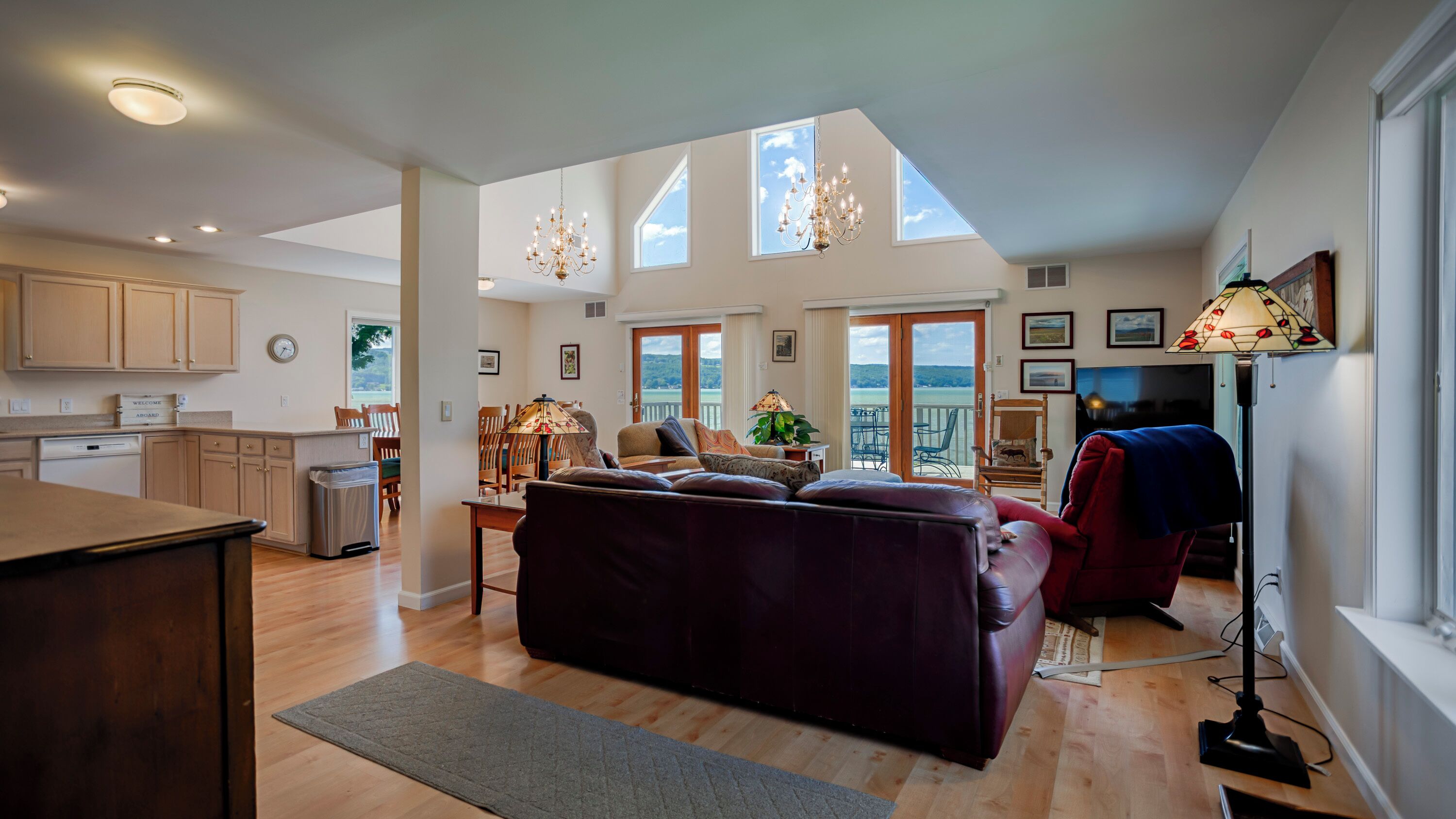 智能电视、DVD 播放器、乒乓球、立体声音响