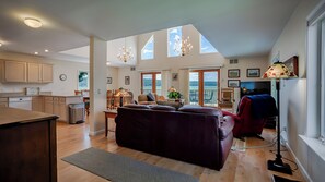 Smart-TV, DVD-spiller, bordtennis og stereoanlegg