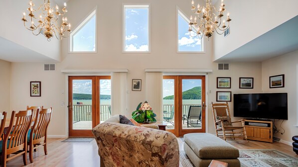 Smart-TV, DVD-spiller, bordtennis og stereoanlegg