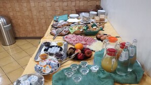 A buffet table with various food items and beverages. - Ristorante B&B Posidonia (Sapri)