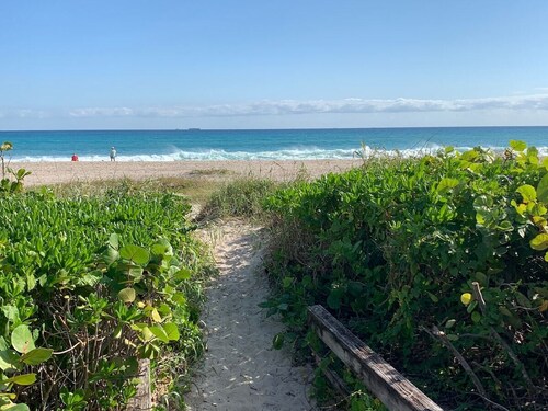 Perfect Island Retreat! - Steps to beach- Hot Tub!