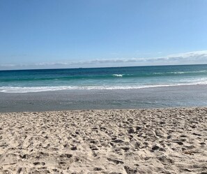Sun loungers, beach towels - Perfect Island Retreat! - Steps to beach- Hot Tub! (Riviera Beach)