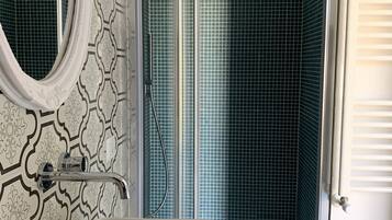 Shower, free toiletries, hair dryer, bidet