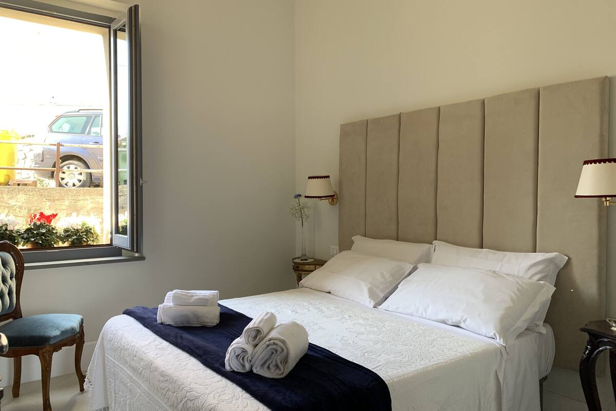 Double Room | Soundproofing, iron/ironing board, WiFi (free), bed sheets