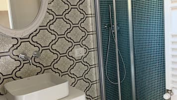 Shower, free toiletries, hair dryer, bidet