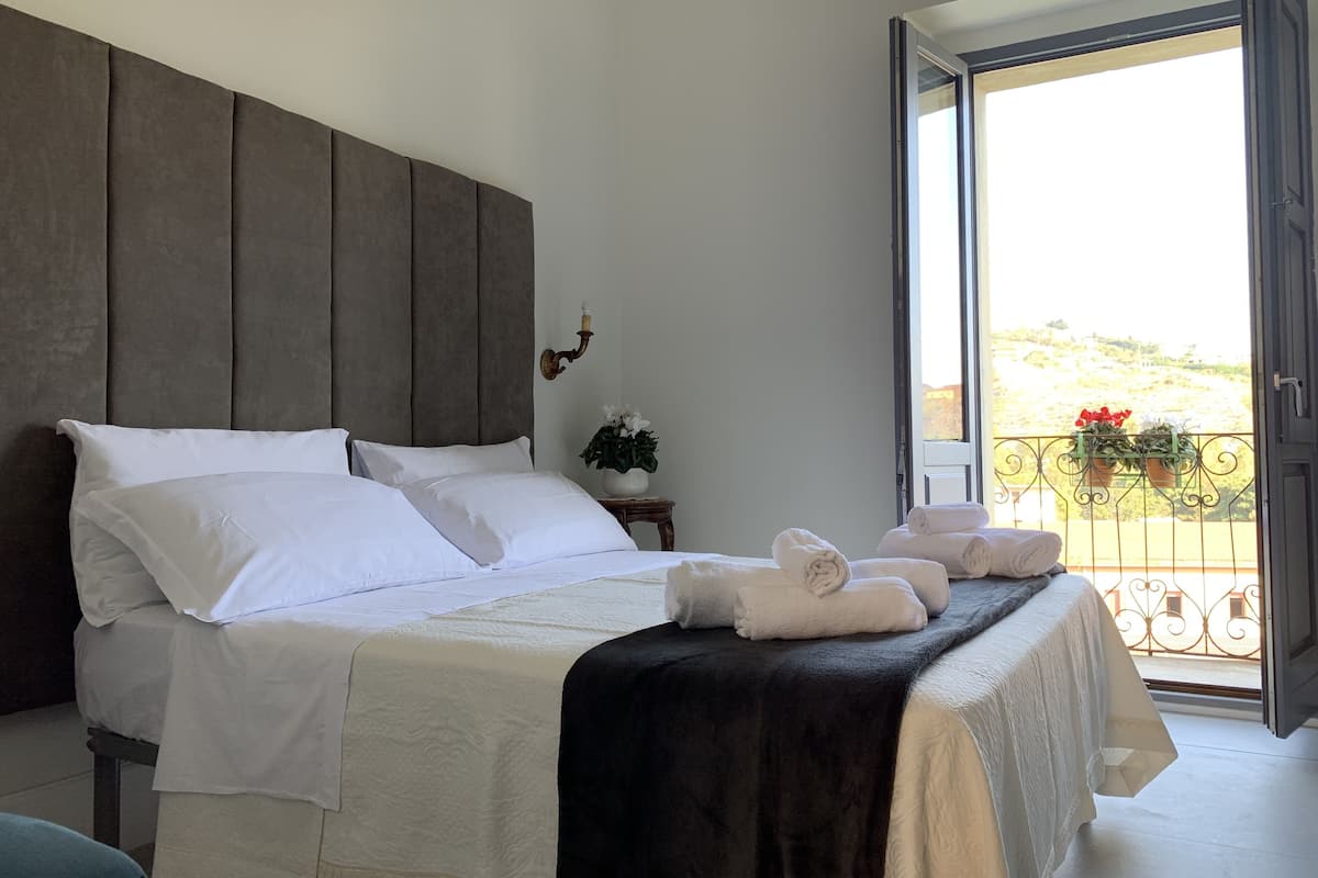 Double Room, Balcony | Soundproofing, iron/ironing board, WiFi (free), bed sheets