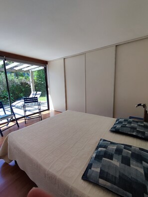 3 bedrooms, iron/ironing board, travel crib, free WiFi