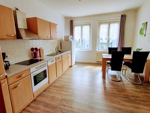 ثلاجة، ميكروويف، فرن، موقد طهي مسطح