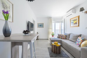 Huoneisto, merinäköala (Mary) | Olohuone | Taulutelevisio