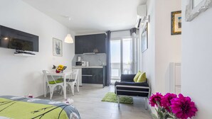 Unclassified image, 4 of 22, button - FM Apartments (Split)