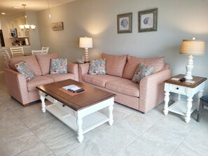 Een televisie, een dvd-speler en boeken