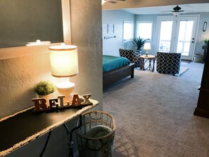 3 bedrooms, desk, iron/ironing board, free WiFi - Lakefront Retreat with Spectacular Panoramic Views. Pet Friendly! (Canadian)