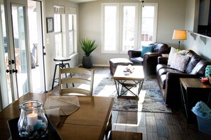 Smart TV, caminetto, libri, impianto stereo