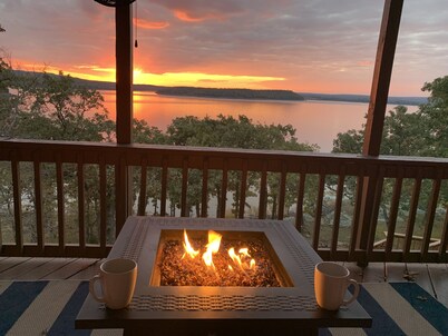 Lakefront Retreat with Spectacular Panoramic Views. Pet Friendly!