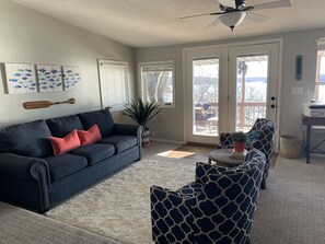 Smart TV, fireplace, books, stereo