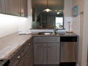 Kylskåp, mikrovågsugn, ugn och spishäll