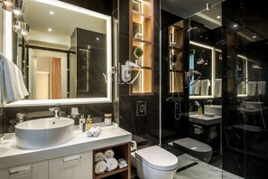 Oriental Lounge Room | Bathroom - Miraval Luxury Rooms (Split)