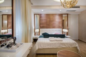 Een moderne hotelkamer met een groot bed, een nachtkastje met een lamp, en een dienblad met glazen en een beker.