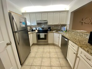 ثلاجة، ميكروويف، فرن، موقد طهي مسطح