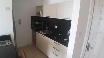Fridge, microwave, oven, coffee/tea maker